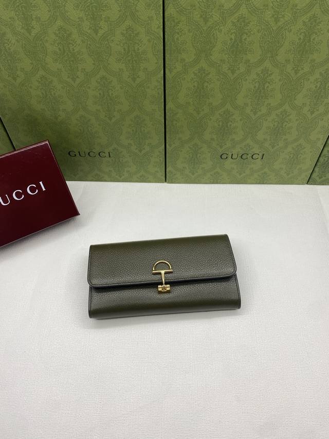 This Gucci Softbit shoulder bag, packaged in a red box, features a large half-h