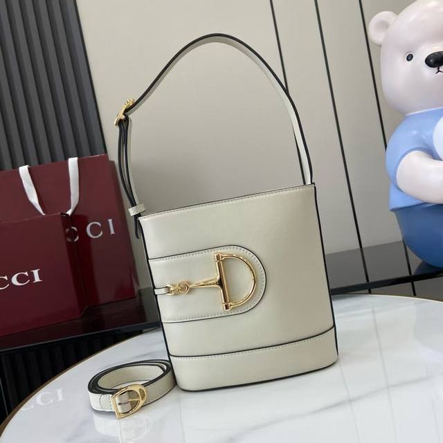 For the Spring/Summer 2025 collection, the Gucci 73 collection draws inspiration
