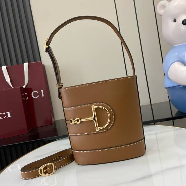 For the Spring/Summer 2025 collection, the Gucci 73 collection draws inspiration