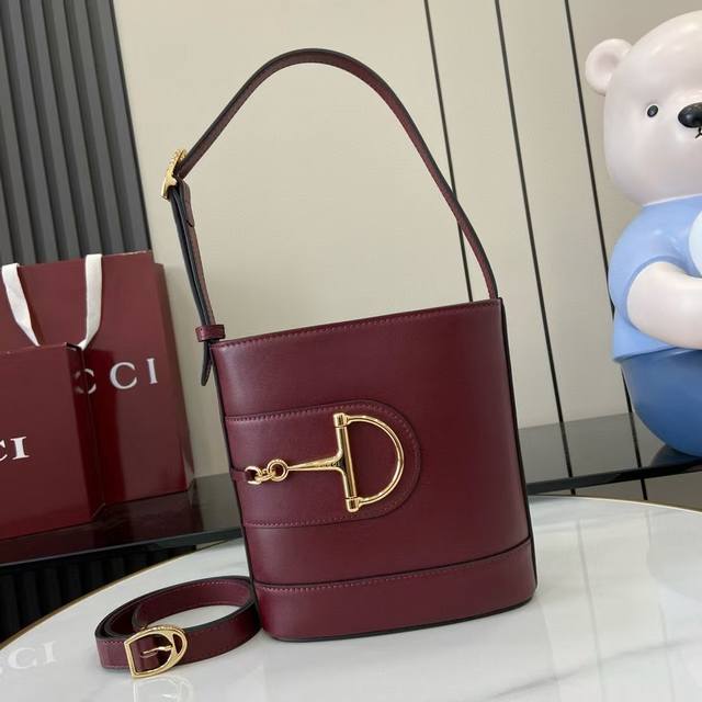 For the Spring/Summer 2025 collection, the Gucci 73 collection draws inspiration