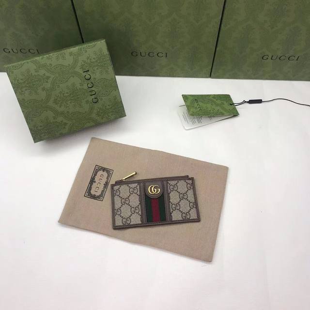 comes with a green box packaging. This new G-brand card holder is made of Supre