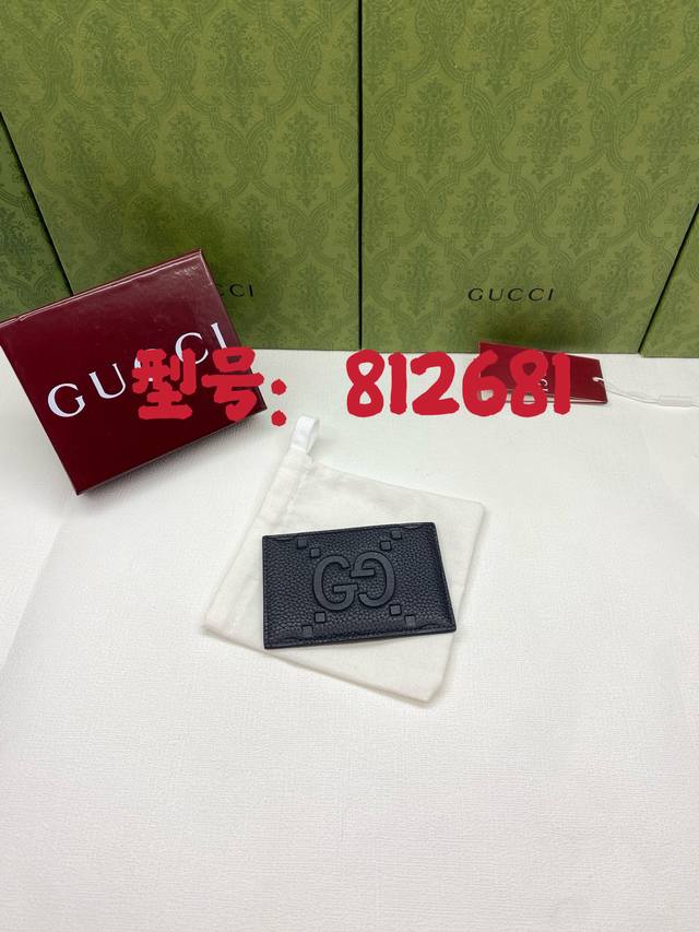 Comes with red box. Style number: 812681. The Maison's historic monogram lends