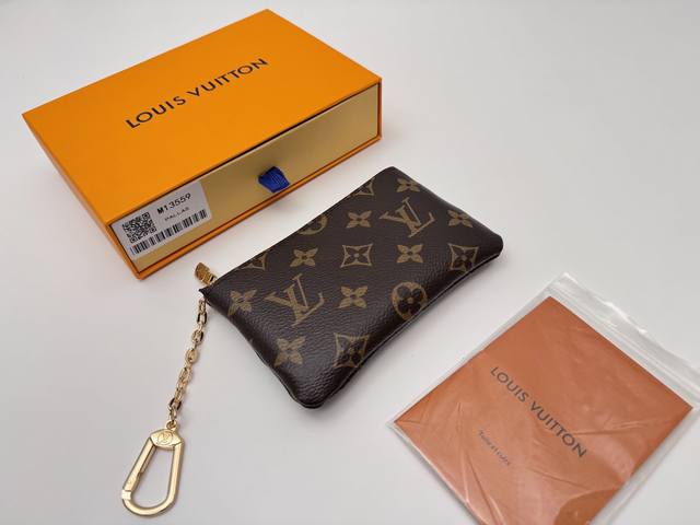 Top-quality original M13559 updated with a compact "Pochette-Cr