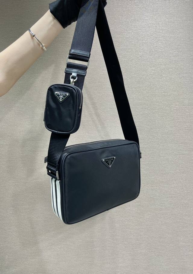 Premium original packaging with exclusive counter packaging. This crossbody bag