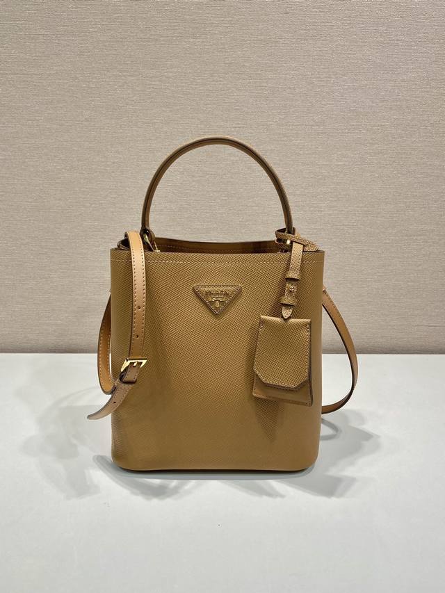 Exclusive and exclusive to our counters, the 1Ba212 new color is made of import