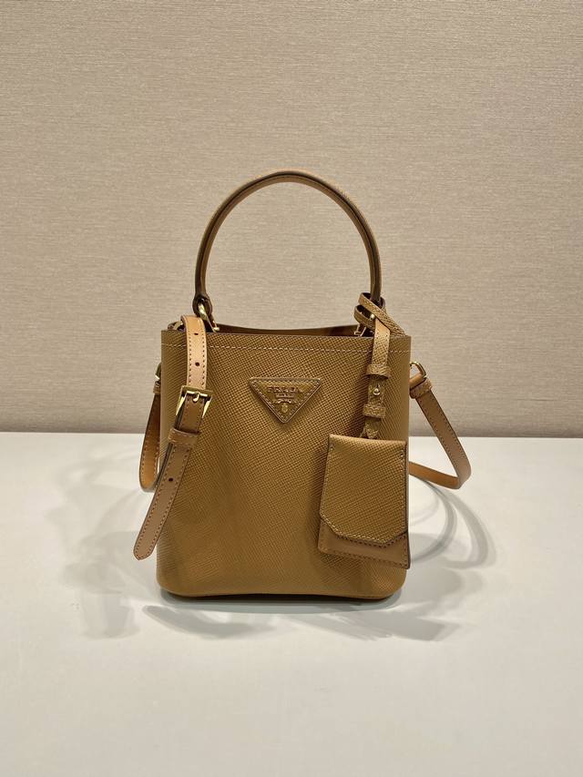 Exclusive and exclusive to the counter, the mini size 1Ba217 is made of importe