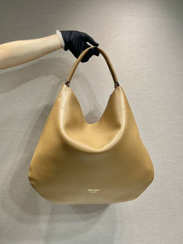 Special New Tote Bag 1Bc219 This spacious shoulder bag is crafted from imported
