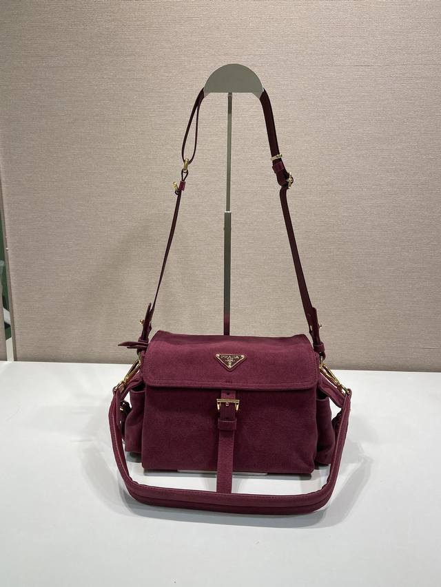 Premium Edition New Messenger Bag 1Bd394 Suede This handbag perfectly blends sop