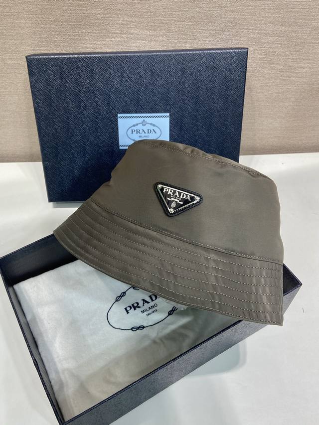 The internet celebrity bucket hat is very popular now. It is still the hottest