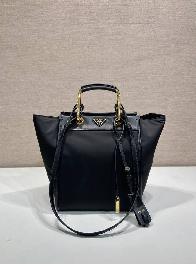 Comes with designer packaging. New tote bag 1Bg578 DDD. This tote features a st