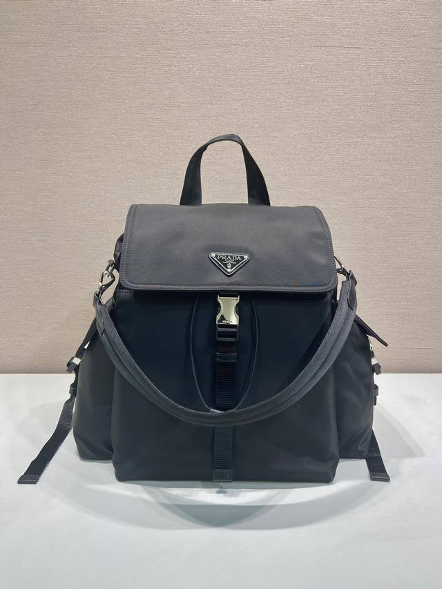 New Backpack 2Vz118 This Explore handbag perfectly blends elegance and function