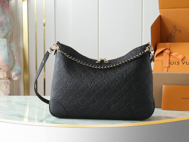 Top original home photo M13706 This classic Boulogne handbag has been updated wi