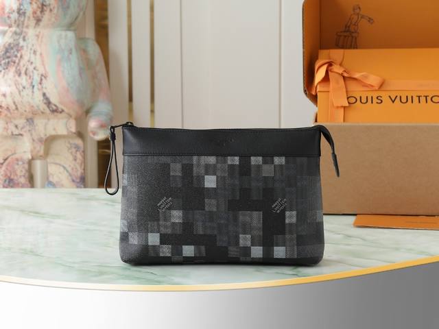Top-quality original home photo M14926 This Pochette Voyage Souple clutch is cr