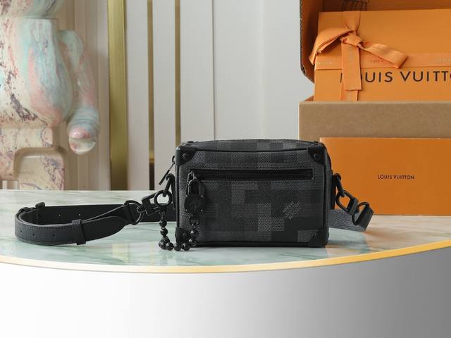 Top original home photo M14922 This Mini Soft Trunk handbag is made of Damoflage