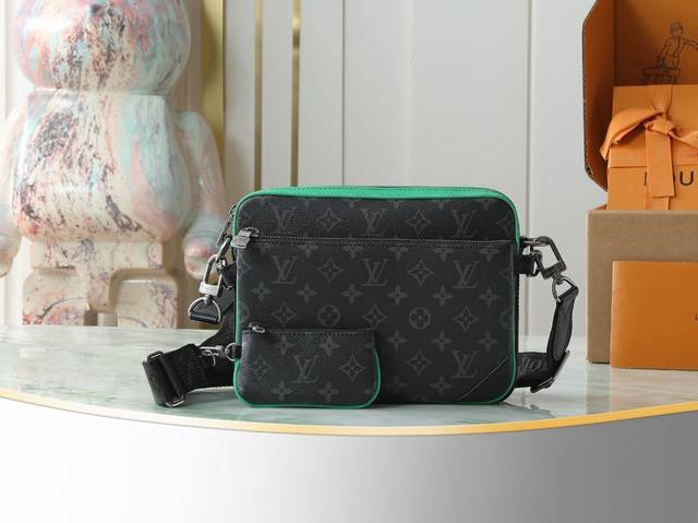 Top-quality original M26052 Trio Messenger Bag in Green. This Trio Messenger Bag