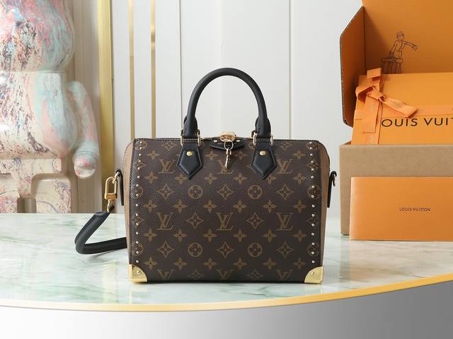 Top-quality original, original, and real-home photos of the M26181 Monogram runw