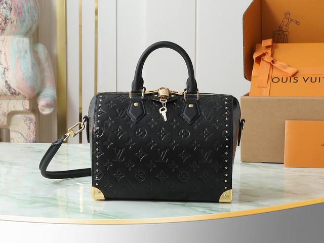 Top-quality original, original, and in-house photos, this black Speedy Trunk 25