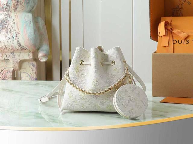 Top-quality original home photo M15114 This Bella handbag is from the Dream ser