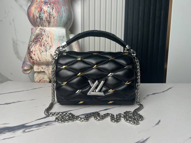 Top-quality original, real-home photos of M22891 and M24151 black full-leather