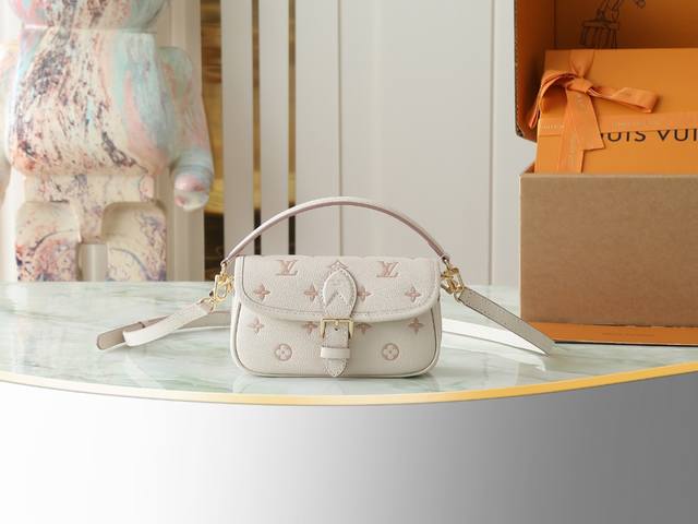 Top-quality original, original, and real-life photos of the M13642 cream-colore
