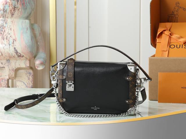 Top-quality original, original, and in-house photograph. M15195 Black Leather Ch
