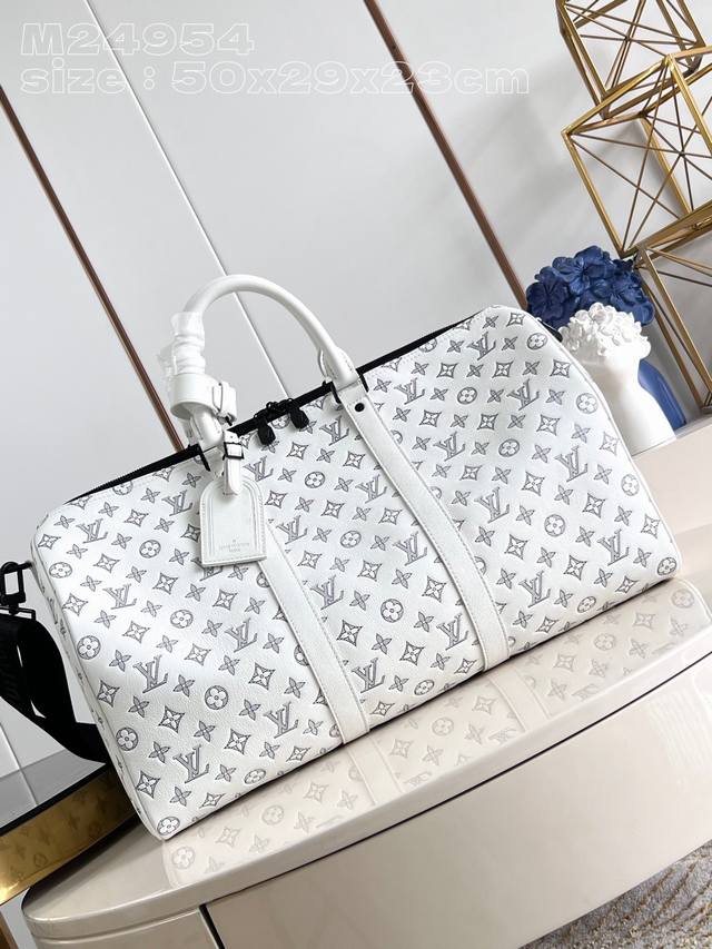 A photo of the original, original M24954 white Keepall Bandouli