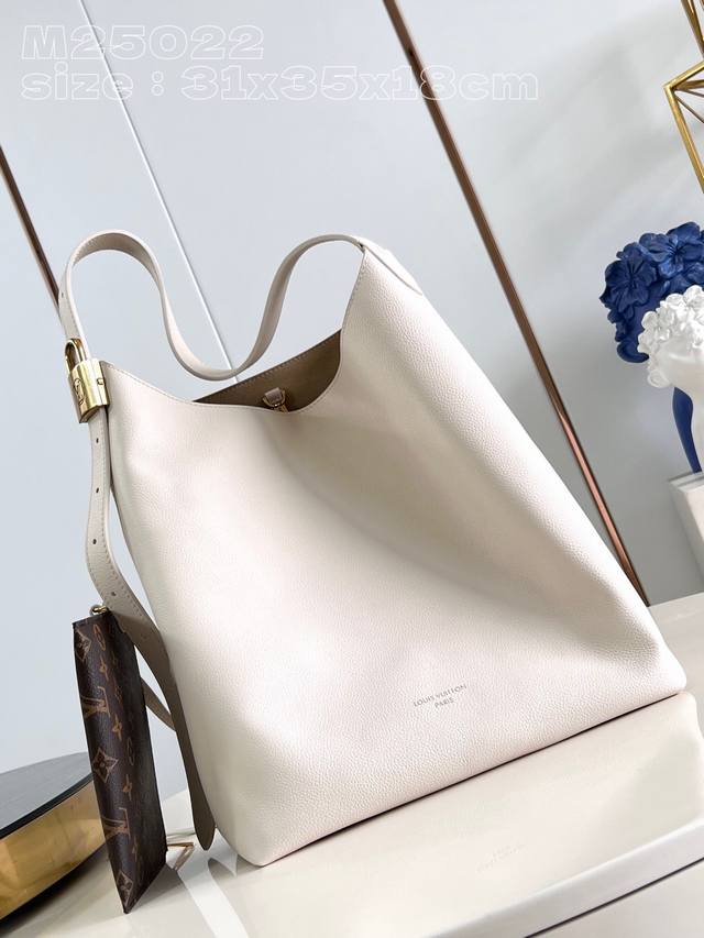 Top-quality original M25022 Low Key Hobo medium handbag in white. Soft cowhide l