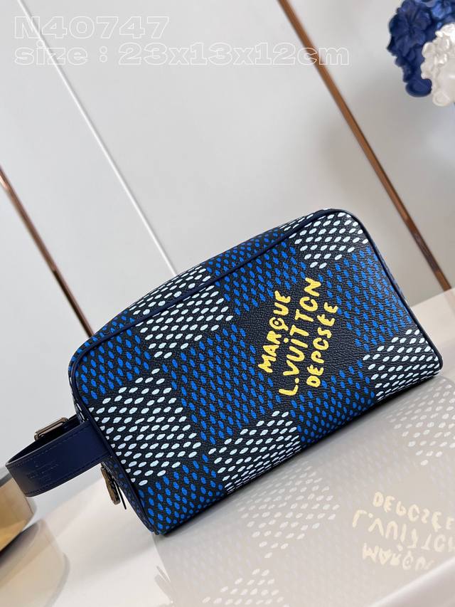 Top-quality original, original photo. The original Locker Dopp Kit toiletry bag,