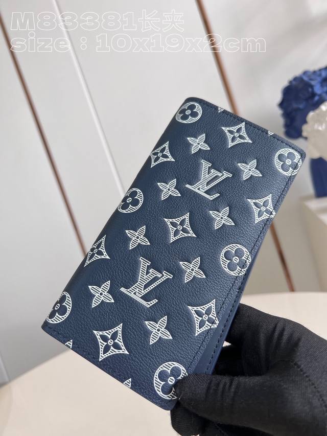 Top-quality original, original, and real-world photos of the M83381 blue suit w