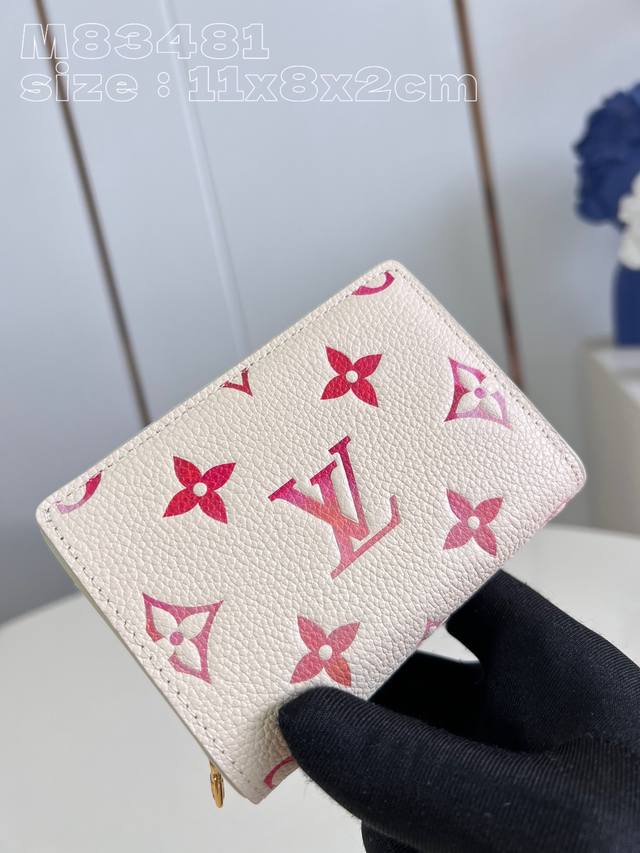 Top-quality original home photo M83481 The new Lou bifold wallet is made of sof