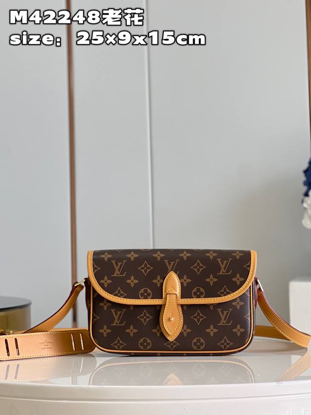 A premium original M42248 monogrammed small Cambridge bag. This bag is spacious