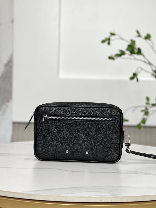 Top-grade original single M51823 This Kasai clutch is crafted from black full-gr