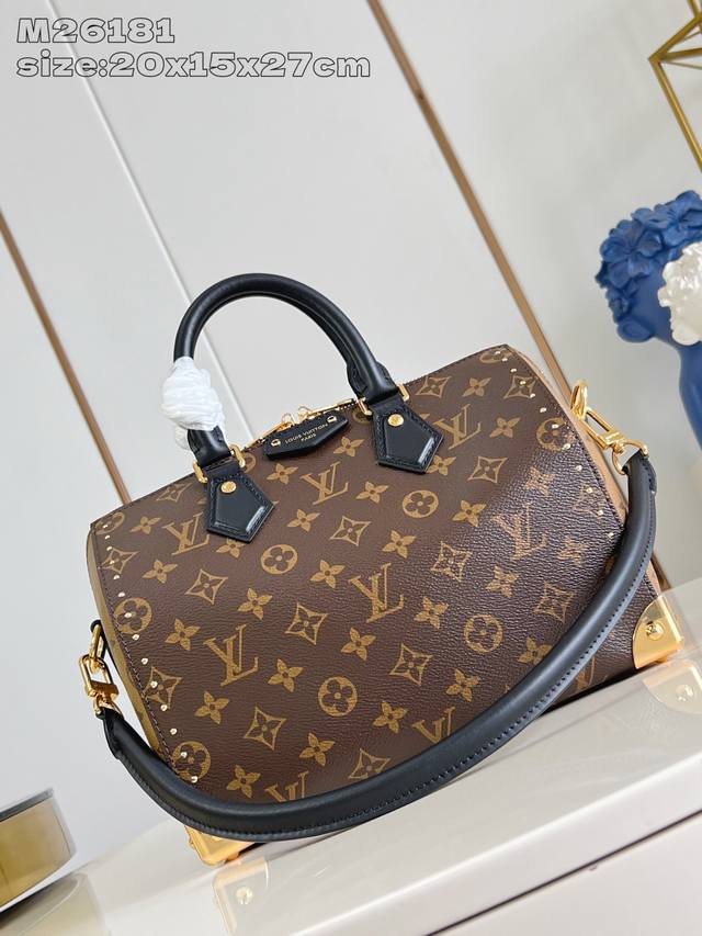 Top-quality original, real-home photos (M26181). Louis Vuitton's Trunk collectio