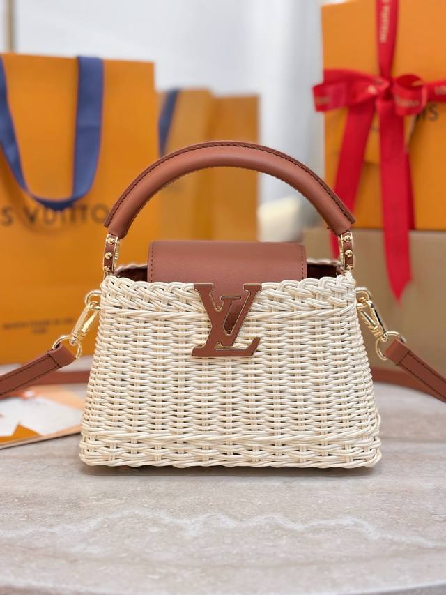 M11617 Mini Brown This Capucines mini handbag features a unique woven rattan des