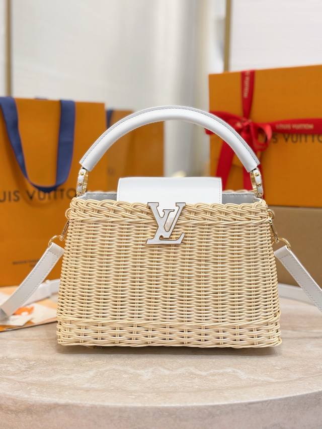 M26004 White Small This Capucines Bb bag features a unique woven rattan design,