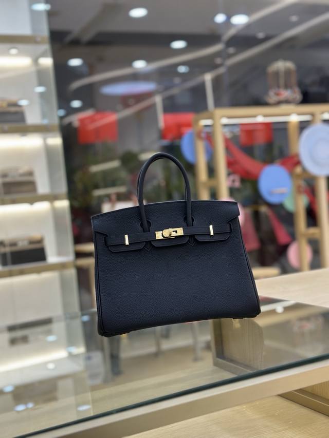 Birkin 25cm Togo leather, fully hand-sewn with waxed thread. Black gold buckle D