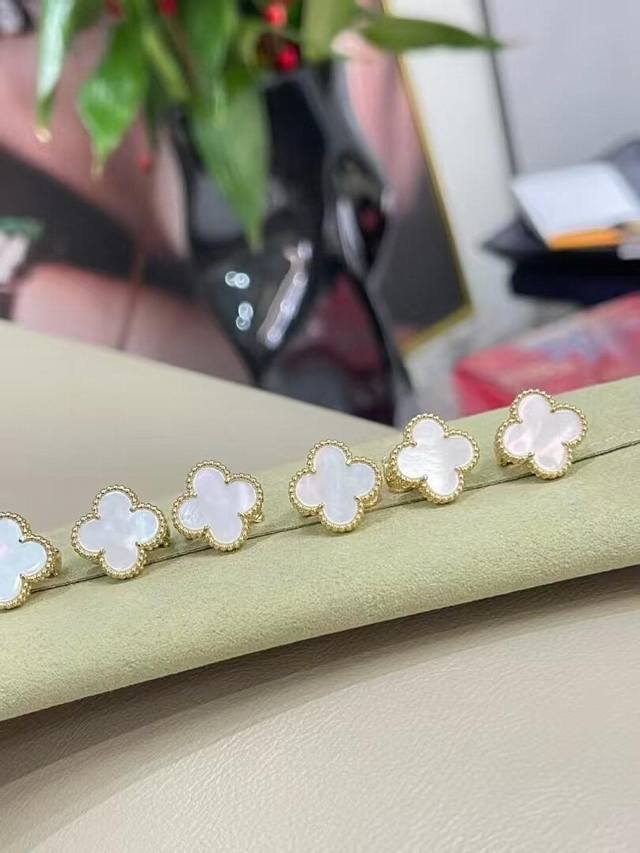 V Gold Material Van Cleef & Arpels Vca White Mother-of-Pearl Four-Leaf Clover Ea