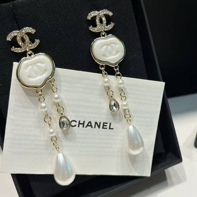 Today's new earrings: Chanel* 25A new gold mother-of-pearl cloud-shaped letter
