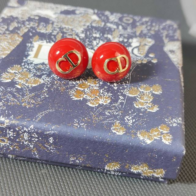 Dior red agate letter earrings. The same style as celebrities, the CD combinatio