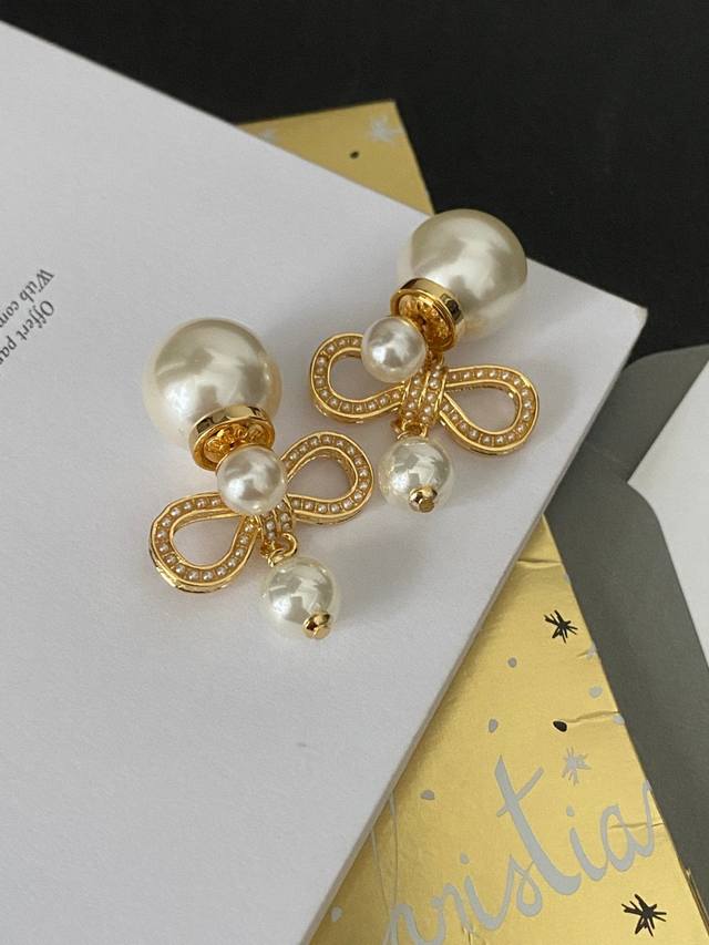 Dior's best-selling rice-grain bow pearl stud earrings are now available. The Di