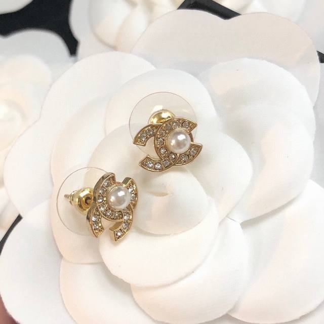 Chanel Mini Pearl Stitched Earrings are fashionable and versatile, super beauti