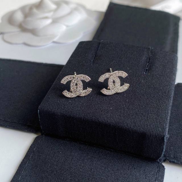 Chanel's latest mini logo letter earrings, 925 sterling silver needle, hot-selli