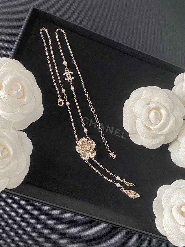 Chanel's latest camellia tassel pearl necklace, original logo tag printed, hot-s