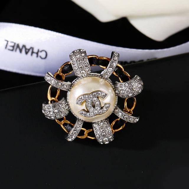 Chanel's latest autumn and winter pearl brooch classic and durable double C uni