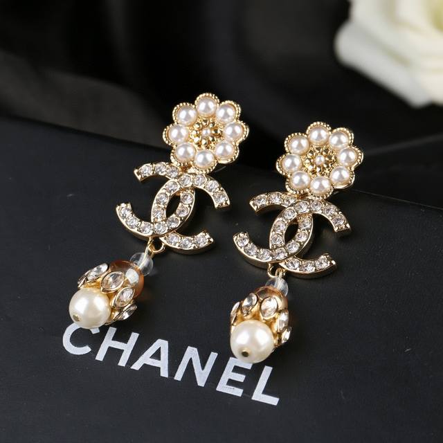 The new Chanel horse eye teardrop earrings are made with great care in every det