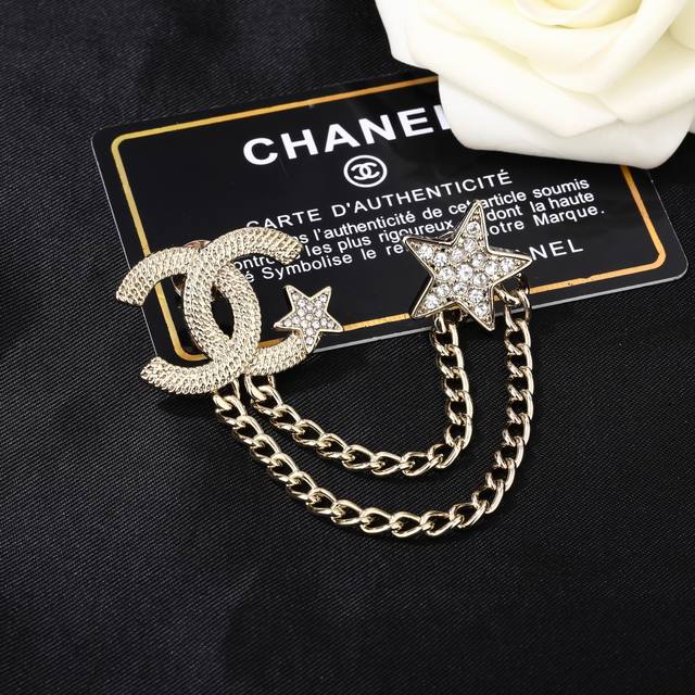 The new Chanel brooch is exquisitely crafted in every detail. This design is ext
