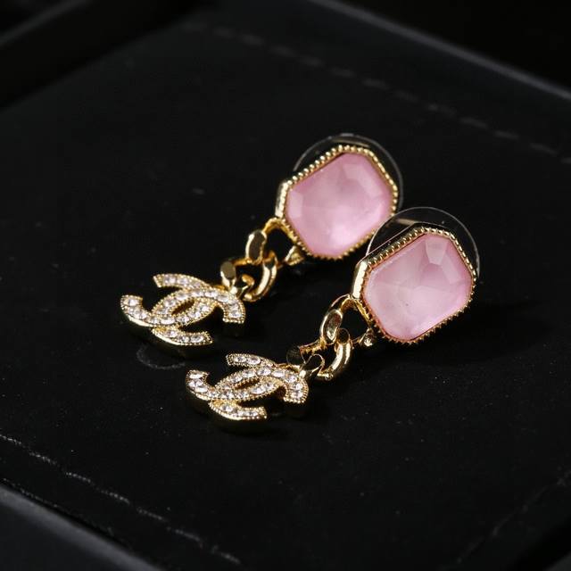 Chanel's new pink diamond double C earrings are so beautiful! The new earrings a