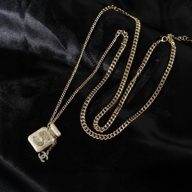 The new Chanel pearl perfume bottle necklace is so beautiful! The new sweater c