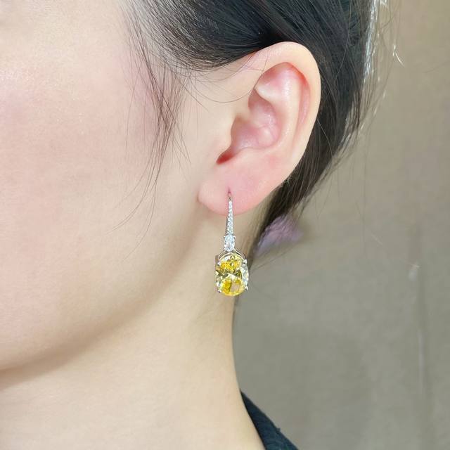 This price adjustment is 4560230. 925 original quality Graff oval yellow diamond