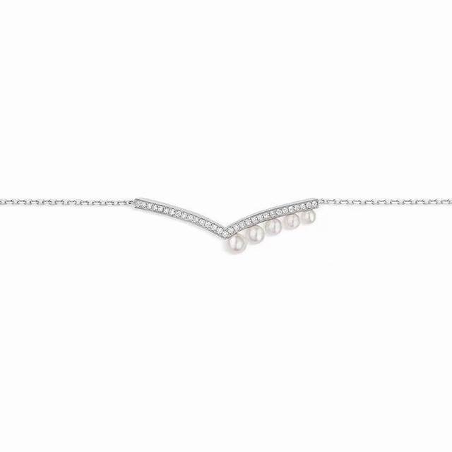 V Gold 2140210. This Chaumet V-shaped pearl bracelet is a perfect match for you,